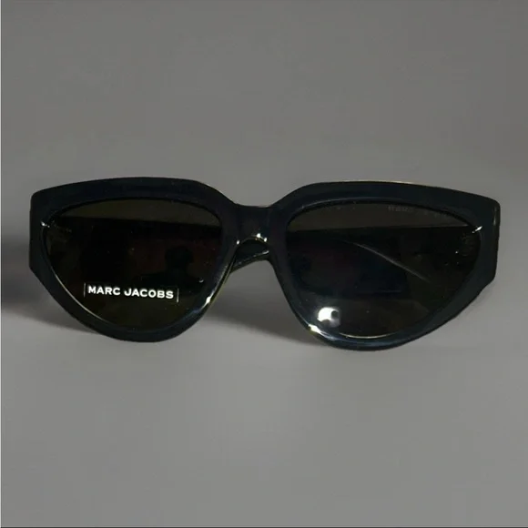 Marc Jacobs Black Sunglasses with Yellow Case - www.joarbit.com display picture 1